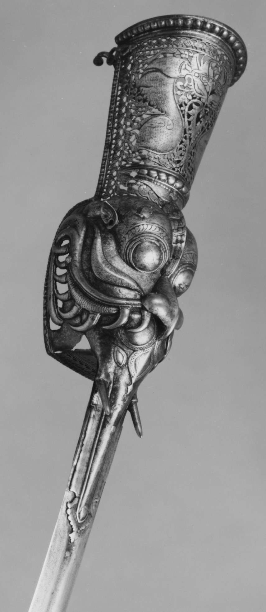 Antique sword values reference with blade type, marks, hilt, guard, scabbard, condition, provenance, and appraisal purpose