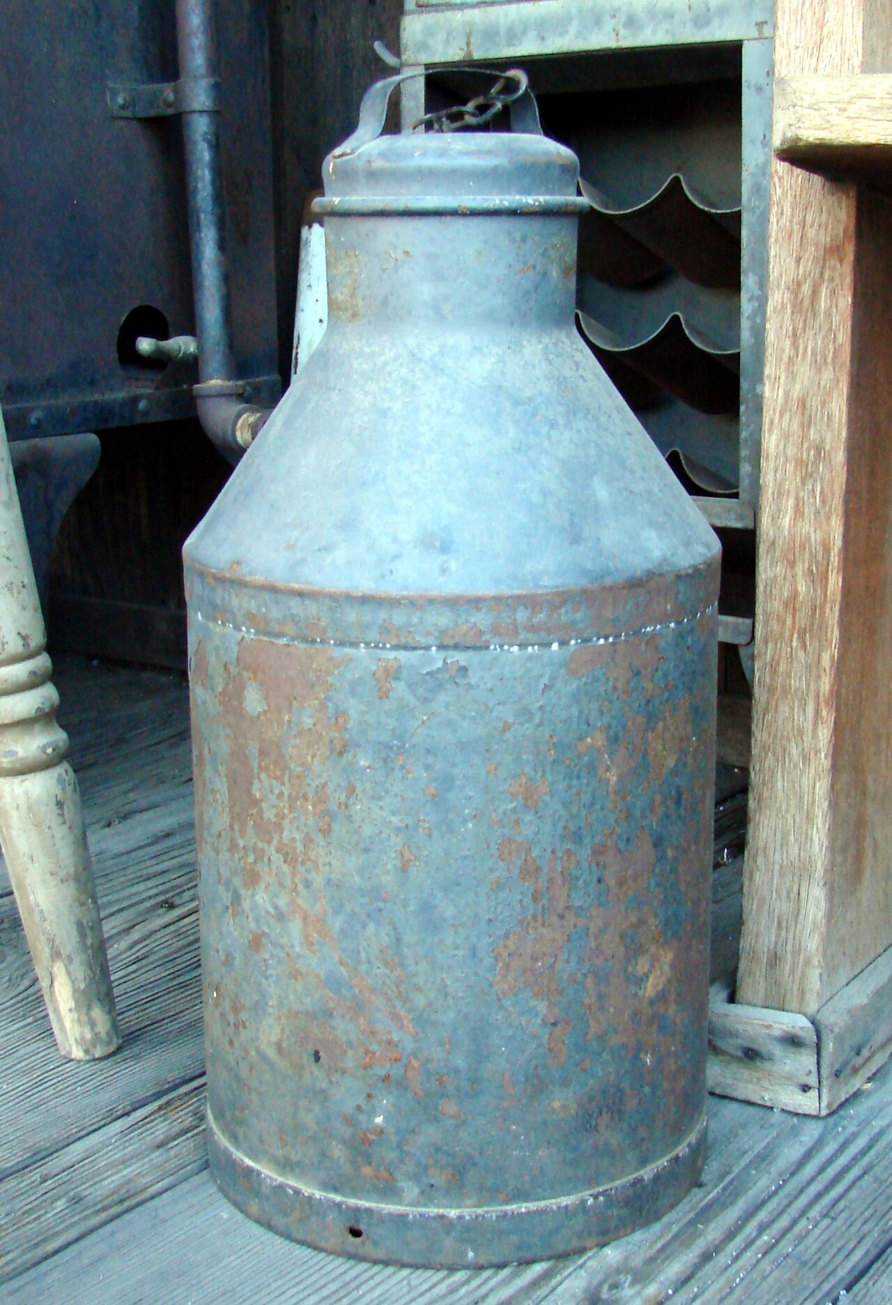 Old metal milk can values reference with maker, dairy marks, size, lid, handles, paint, rust, dents, and condition