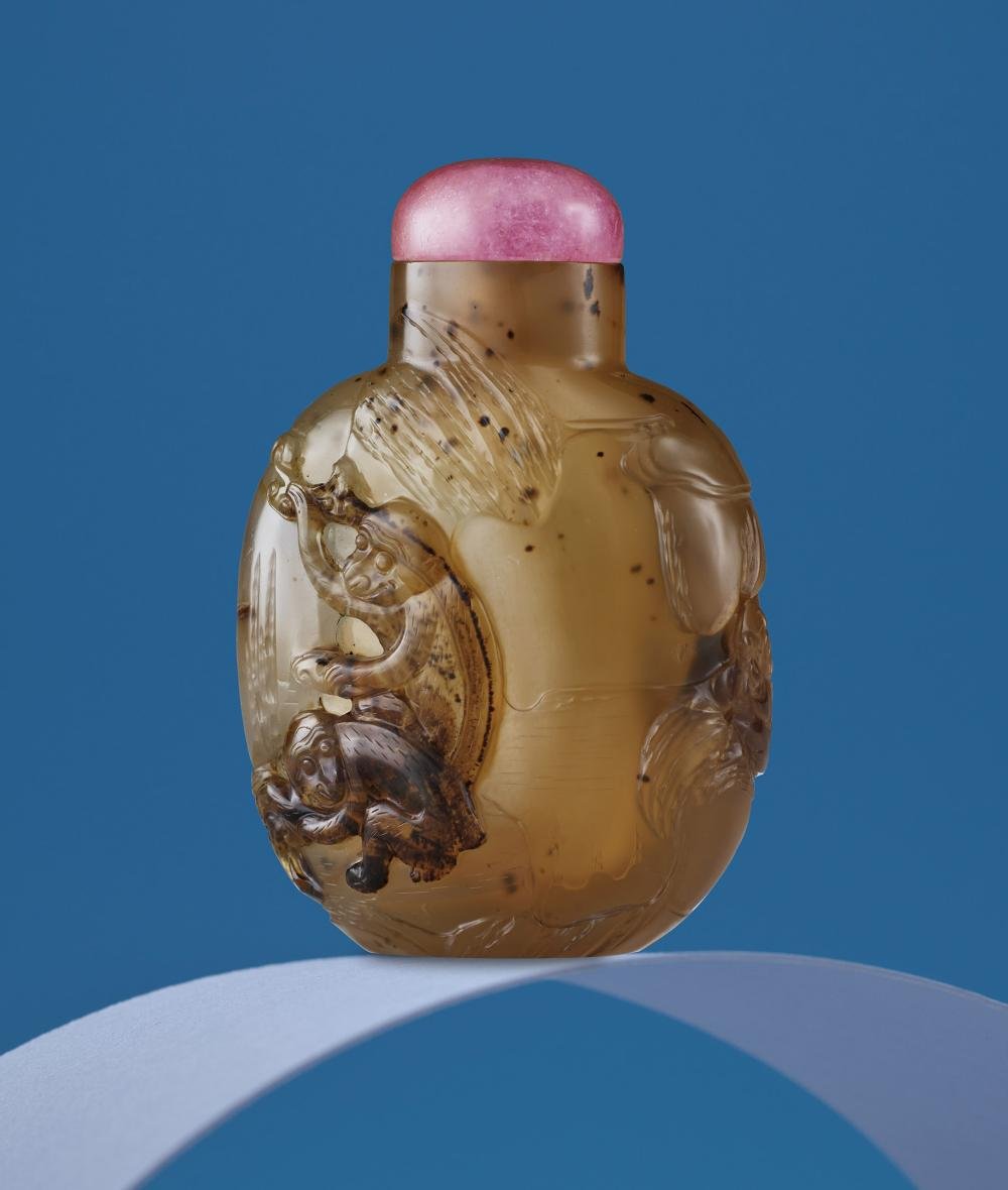 Suzhou agate snuff bottle with double monkey motif sold at Yu Jen Taipei