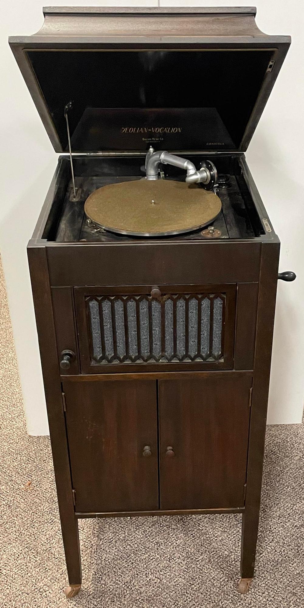 Antique phonograph value reference with maker, model, horn, cabinet, reproducer, motor, crank, records, repairs, photos, and condition