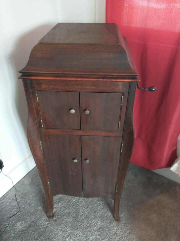 Antique Victrola record player value reference with model, cabinet, horn, reproducer, crank, serial marks, working state, photos, and condition